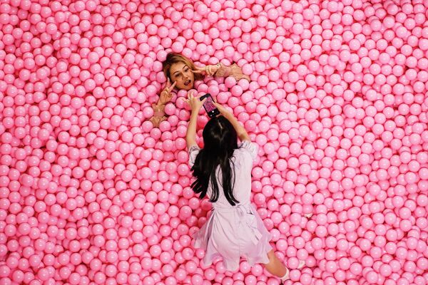 يلعب الزوار بالكرات البلاستيكية خلال احتفالية بوب لاند في مركز تسوق في بانكوك، تايلاند - سبوتنيك عربي