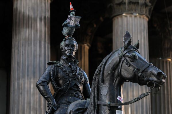 وضع حمامة تقرأ صحيفة وهي تجلس فوق تمثال دوق ويلينغتون خارج معرض الفن الحديث في غلاسكو، اسكتلندا. - سبوتنيك عربي