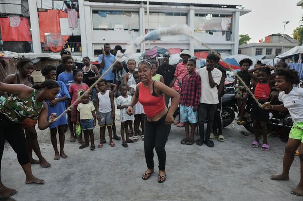 أشخاص يقفزون على الحبل في ملجأ للعائلات النازحة بسبب عنف العصابات في بورت أو برنس، هايتي - سبوتنيك عربي