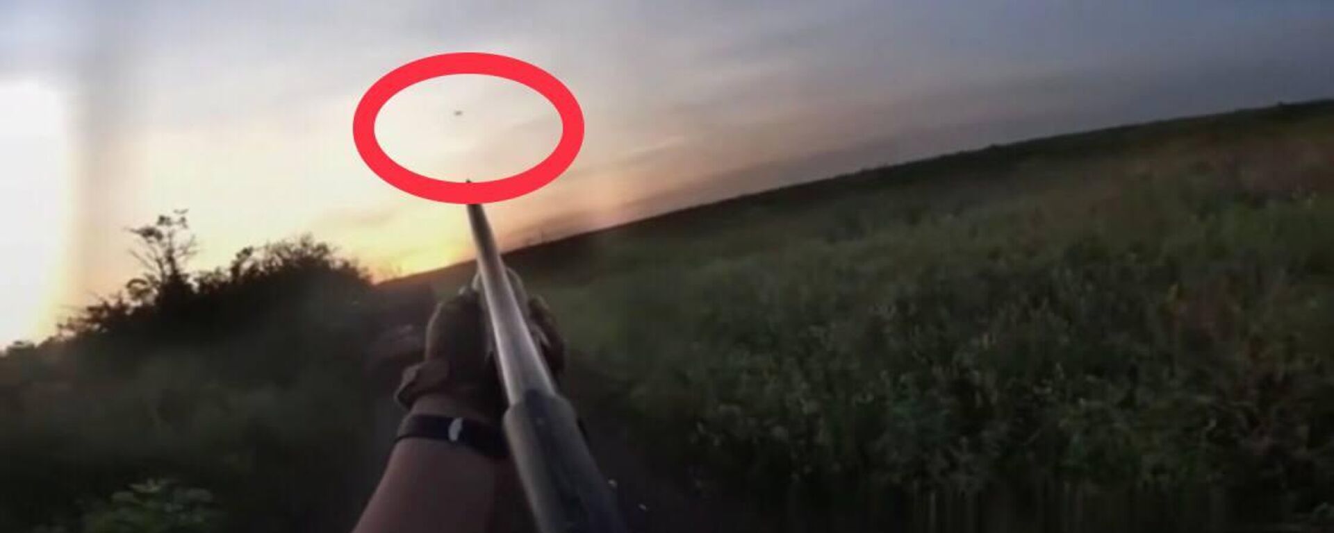 جنود روس يواجهون مسيرات أوكرانية وجها لوجه ويسقطونها - سبوتنيك عربي, 1920, 20.11.2025