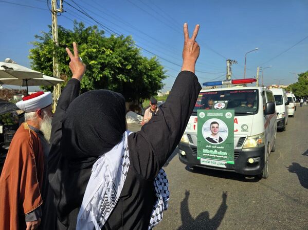 مخيم عين الحلوة جنوبي لبنان يشيع قتلى الغارة الإسرائيلية - سبوتنيك عربي