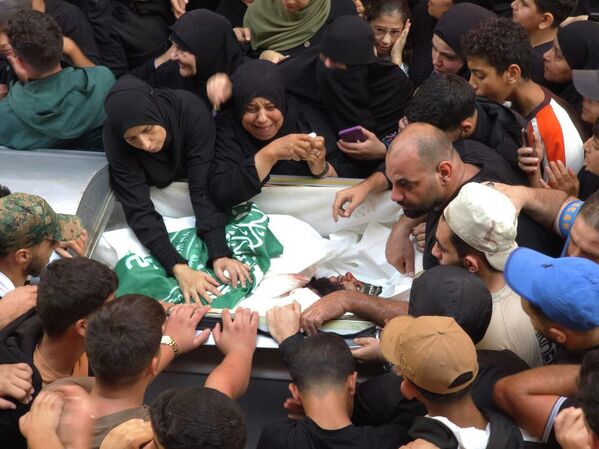 مخيم عين الحلوة جنوبي لبنان يشيع قتلى الغارة الإسرائيلية - سبوتنيك عربي