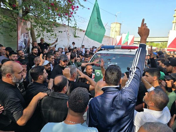 مخيم عين الحلوة جنوبي لبنان يشيع قتلى الغارة الإسرائيلية - سبوتنيك عربي