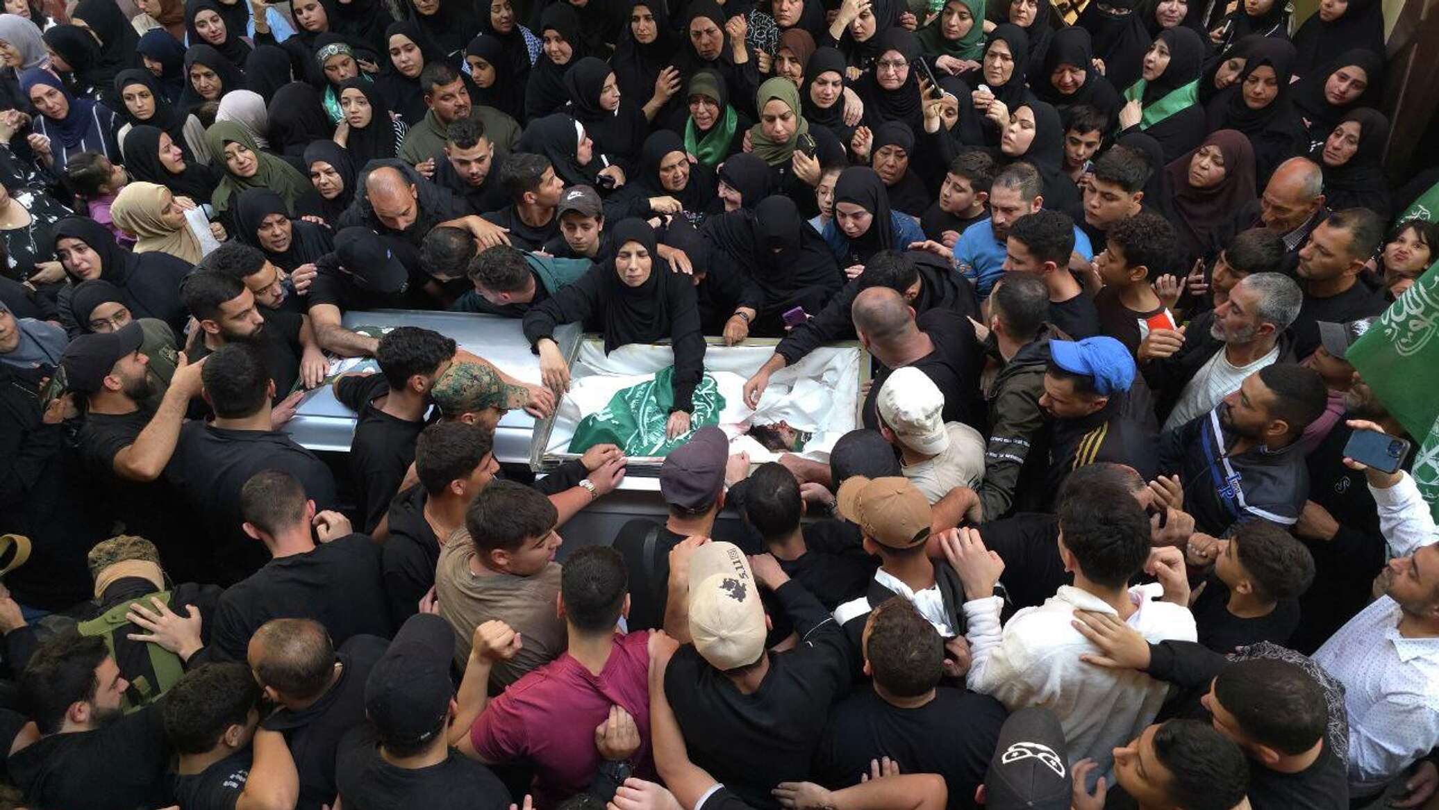 مخيم عين الحلوة جنوبي لبنان يشيع ضحايا الغارة الإسرائيلية... صور وفيديو