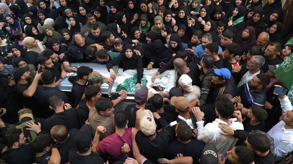 مخيم عين الحلوة جنوبي لبنان يشيع قتلى الغارة الإسرائيلية - سبوتنيك عربي