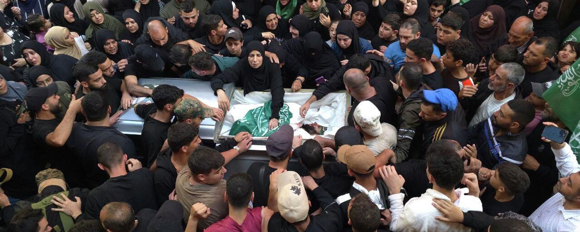 مخيم عين الحلوة جنوبي لبنان يشيع قتلى الغارة الإسرائيلية - سبوتنيك عربي, 1920, 20.11.2025