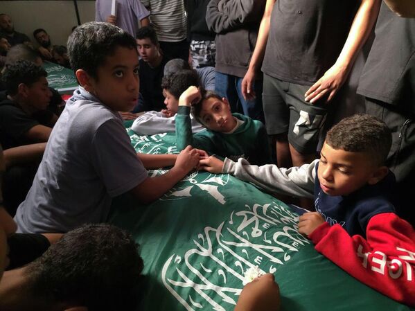 مخيم عين الحلوة جنوبي لبنان يشيع قتلى الغارة الإسرائيلية - سبوتنيك عربي