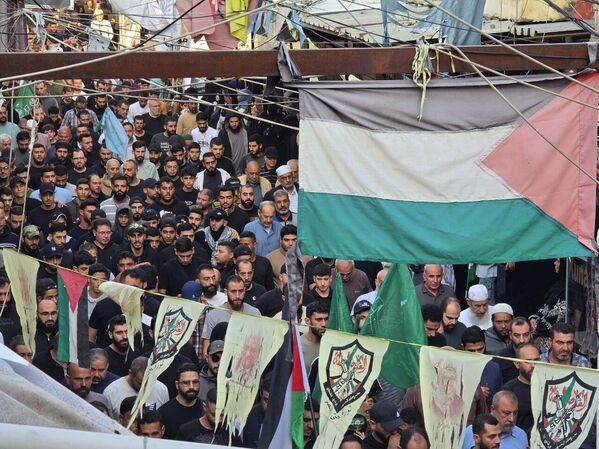 مخيم عين الحلوة جنوبي لبنان يشيع قتلى الغارة الإسرائيلية - سبوتنيك عربي