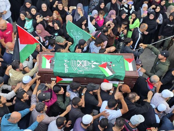 مخيم عين الحلوة جنوبي لبنان يشيع قتلى الغارة الإسرائيلية - سبوتنيك عربي