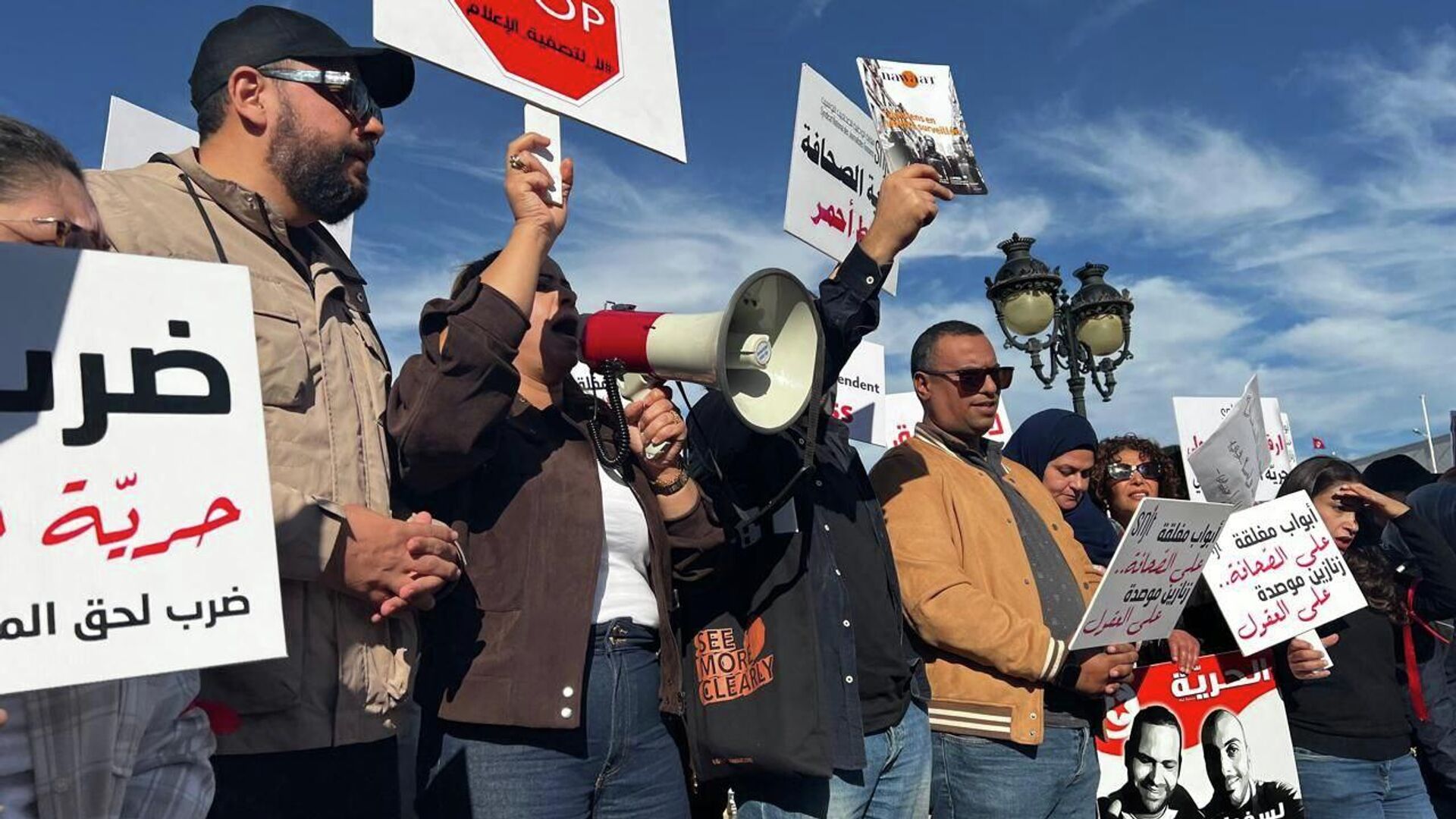 صحفيو تونس يحتجون أمام ساحة الحكومة دفاعا عن حرية الصحافة صحفيو تونس يحتجون أمام ساحة الحكومة دفاعا عن حرية الصحافة - سبوتنيك عربي, 1920, 20.11.2025