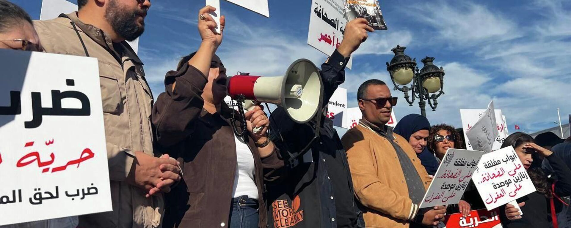 صحفيو تونس يحتجون أمام ساحة الحكومة دفاعا عن حرية الصحافة صحفيو تونس يحتجون أمام ساحة الحكومة دفاعا عن حرية الصحافة - سبوتنيك عربي, 1920, 20.11.2025