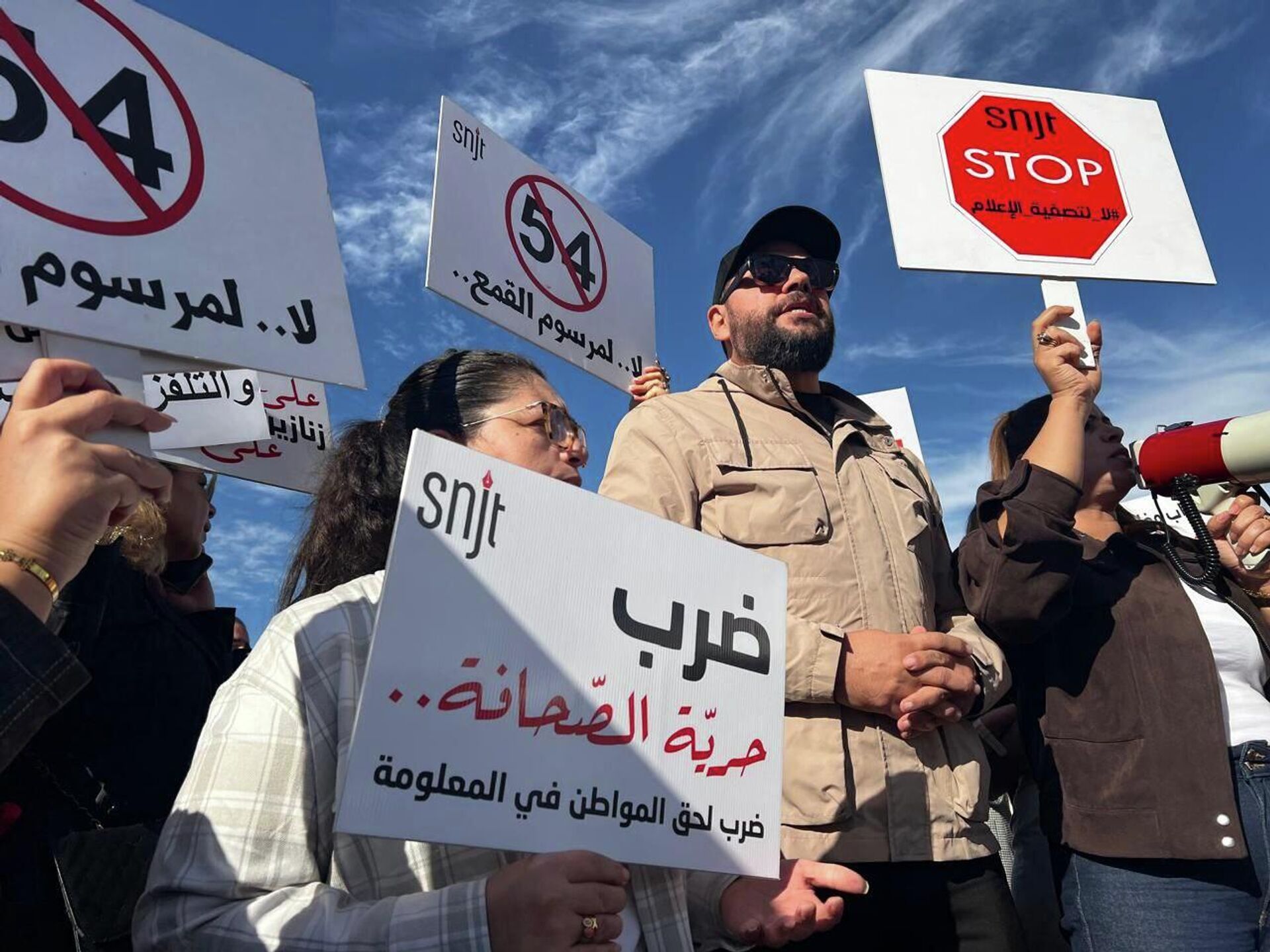 صحفيو تونس يحتجون أمام ساحة الحكومة دفاعا عن حرية الصحافة صحفيو تونس يحتجون أمام ساحة الحكومة دفاعا عن حرية الصحافة - سبوتنيك عربي, 1920, 20.11.2025