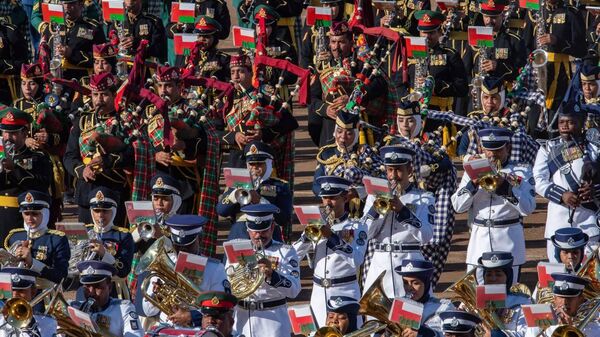 سلطان عمان، هيثم بن طارق، يشهد العرض العسكري احتفالا باليوم الوطني، 20 نوفمبر/ تشرين الثاني 2025 - سبوتنيك عربي