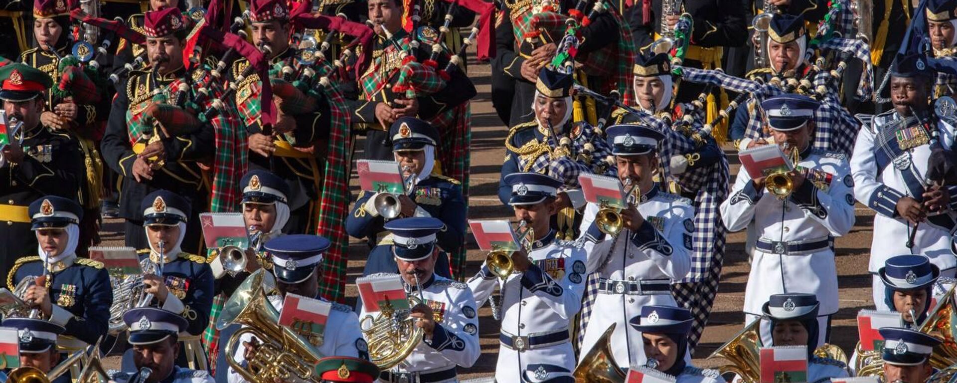 سلطان عمان، هيثم بن طارق، يشهد العرض العسكري احتفالا باليوم الوطني، 20 نوفمبر/ تشرين الثاني 2025 - سبوتنيك عربي, 1920, 20.11.2025