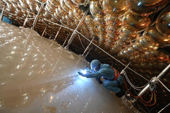 في مرصد "جيانغمن" للنيوترينوات تحت الأرض (جونو)، الواقع في مقاطعة غوانغدونغ، تُحاط كرة أكريليك قطرها 35 مترًا تحتوي على سائل وميضي (كاشف جسيمات لأشعة غاما والإلكترونات وجسيمات ألفا.. إلخ)، بـ 43,212 كاشفًا ضوئيًا عالي الحساسية في مرصد "جيانغمن" للنيوترينوات تحت الأرض (جونو)، الواقع في مقاطعة غوانغدونغ، تُحاط كرة أكريليك قطرها 35 مترًا تحتوي على سائل وميضي (كاشف جسيمات لأشعة غاما والإلكترونات وجسيمات ألفا.. إلخ)، بـ 43,212 كاشفًا ضوئيًا عالي الحساسية - سبوتنيك عربي