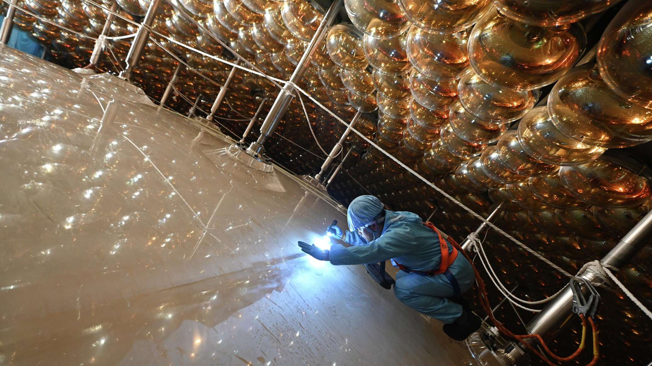 صور مذهلة من تحت الأرض لمرصد "جيانغمن" للنيوترينوات