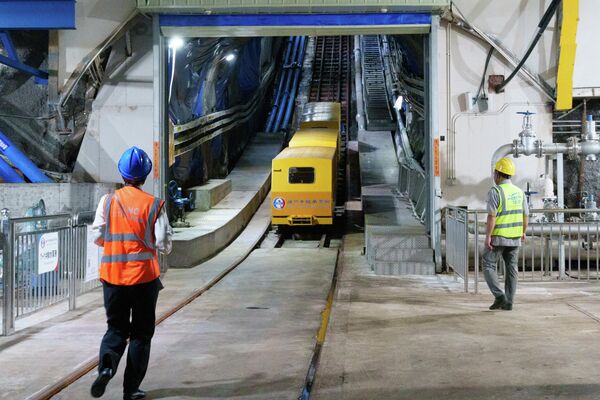 تُستخدم القطارات لإنزال الموظفين على عمق 600 متر تحت الأرض في مرصد "جيانغمن" لرصد النيوترينوات تحت الأرض (جونو) بمقاطعة غوانغدونغ تُستخدم القطارات لإنزال الموظفين على عمق 600 متر تحت الأرض في مرصد "جيانغمن" لرصد النيوترينوات تحت الأرض (جونو) بمقاطعة غوانغدونغ - سبوتنيك عربي