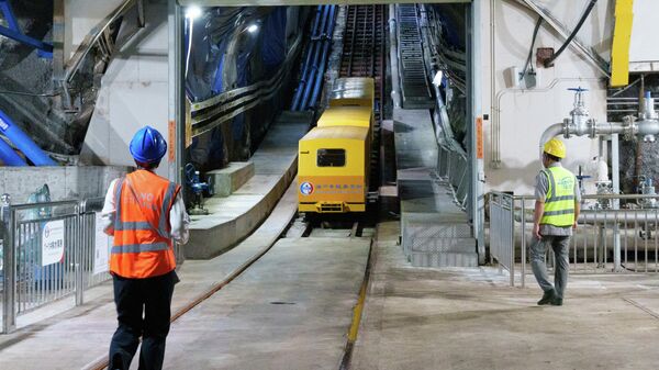 تُستخدم القطارات لإنزال الموظفين على عمق 600 متر تحت الأرض في مرصد جيانجمن لرصد النيوترينوات تحت الأرض (جونو) بمقاطعة غوانغدونغ. - سبوتنيك عربي