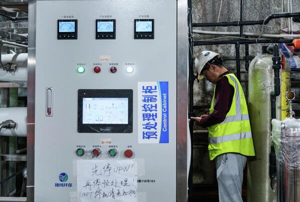 أحد أعضاء فريق مرصد "جيانغمن" تحت الأرض للنيوترينوات (جونو)، الواقع في مقاطعة غوانغدونغ أحد أعضاء فريق مرصد "جيانغمن" تحت الأرض للنيوترينوات (جونو)، الواقع في مقاطعة غوانغدونغ - سبوتنيك عربي