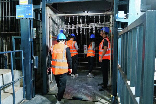 ينزل مصعد على عمق 700 متر تحت الأرض موظفي مرصد "جيانغمن" للنيوترينوات تحت الأرض (جونو) في مقاطعة غوانغدونغ ينزل مصعد على عمق 700 متر تحت الأرض موظفي مرصد "جيانغمن" للنيوترينوات تحت الأرض (جونو) في مقاطعة غوانغدونغ - سبوتنيك عربي