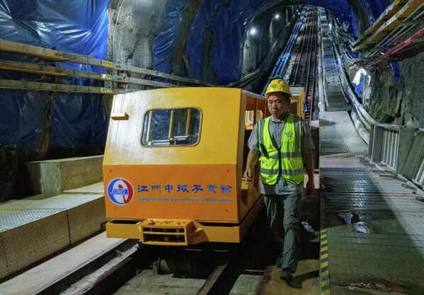 عامل يقف بجانب عربة يستخدمها فريق مشروع "جونو" للنزول على عمق 600 متر تحت الأرض إلى مرصد "جيانغمن" للنيوترينوات تحت الأرض بمقاطعة غوانغدونغ عامل يقف بجانب عربة يستخدمها فريق مشروع "جونو" للنزول على عمق 600 متر تحت الأرض إلى مرصد "جيانغمن" للنيوترينوات تحت الأرض بمقاطعة غوانغدونغ - سبوتنيك عربي