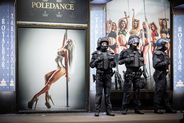 رجال شرطة يقفون أمام حانة رقص في حي "شتاينتور" بهانوفر، ألمانيا - سبوتنيك عربي