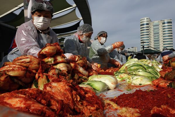  أثناء تحضير عدد من الأشخاص، طبق "الكيمتشي" التقليدي للتبرع للفقراء استعدادًا لفصل الشتاء في سوق غاراك في كوريا الجنوبية. - سبوتنيك عربي