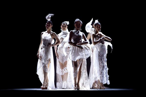  أثناء عرض تصاميم "Ri x Albenayubandal"، خلال موكب أزياء "سورابايا" 2025، داخل قاعة مؤتمرات في إندونيسيا - سبوتنيك عربي