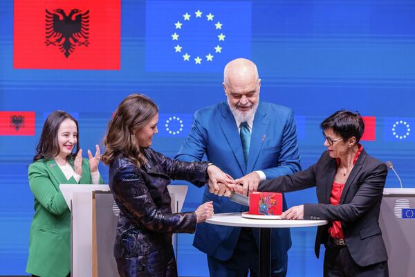 رئيس وزراء ألبانيا إيدي راما، ووزيرة الشؤون الأوروبية الدنماركية ماري بيير، ومفوضة الاتحاد الأوروبي لشؤون التوسع مارتا كوس، يقطعون كعكة بعد انعقاد مجلس "الشراكة بين الاتحاد الأوروبي وألبانيا"، في مبنى مجلس الاتحاد الأوروبي في بروكسل، بلجيكا - سبوتنيك عربي