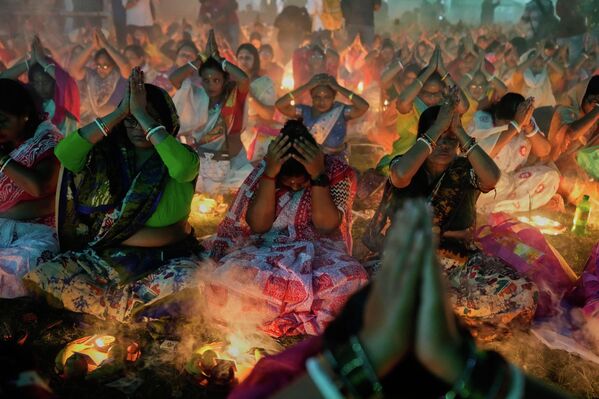 مصلّون في الهند يحملون المصابيح خلال طقوس "راخير أوبوباش"، وهو مهرجان ديني هندوسي يتضمن صيامًا طوال اليوم وصلاة طوال الليل سعيًا للتطهير الروحي، تكريمًا للقديس الهندوسي لوكناث براهماشاري - سبوتنيك عربي