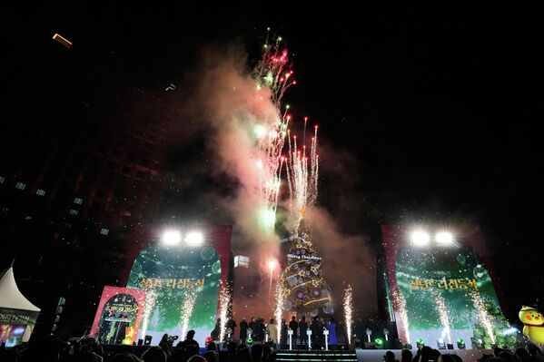 ألعاب نارية  خلال حفل إضاءة شجرة عيد الميلاد للاحتفال بموسم أعياد الميلاد المقبل، بالقرب من قاعة مدينة سيئول في كوريا الجنوبية - سبوتنيك عربي