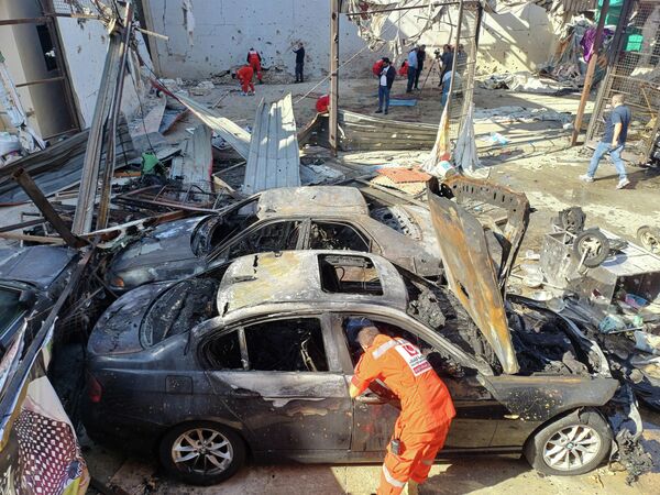 عمال إنقاذ فلسطينيون يتفقدون موقع القصف الإسرائيلي الذي ضرب مخيم عين الحلوة للاجئين الفلسطينيين في مدينة صيدا جنوبي  لبنان - سبوتنيك عربي