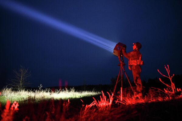 نقطة مراقبة جوية للجيش الـ25 من قوات مجموعة "الغرب" الروسية، في غابة "سيريبريانسكوي" في اتجاه كراسنوليمانسكي، في المنطقة العسكرية الشمالية - سبوتنيك عربي