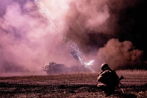 عمل قتالي لطاقم راجمة الصواريخ "أوراغان" التابع للواء المدفعي 288 التابع لقوات مجموعة "الغرب" الروسية، في قطاع كوبيانسك على الجبهة - سبوتنيك عربي