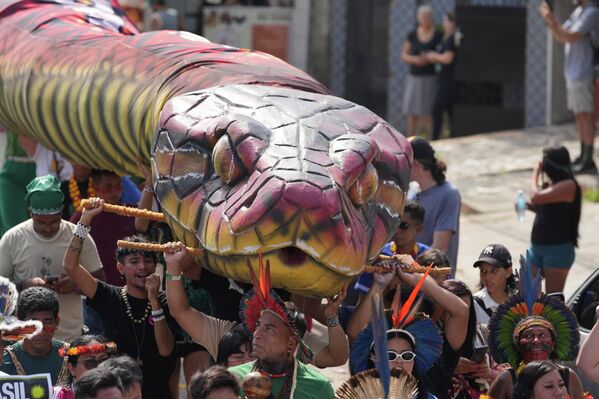 ناشطون يشاركون في احتجاج مناخي خلال مؤتمر الأمم المتحدة للمناخ (كوب 30)، في البرازيل - سبوتنيك عربي