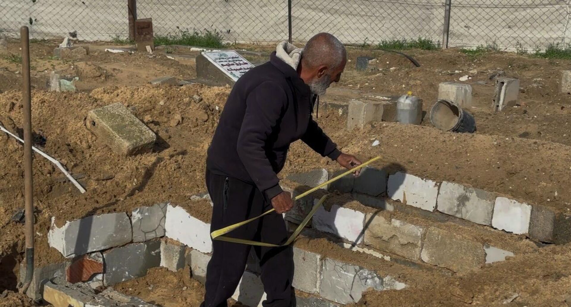 الحانوتي طافش أبو حطب، قطاع غزة  - سبوتنيك عربي, 1920, 21.11.2025