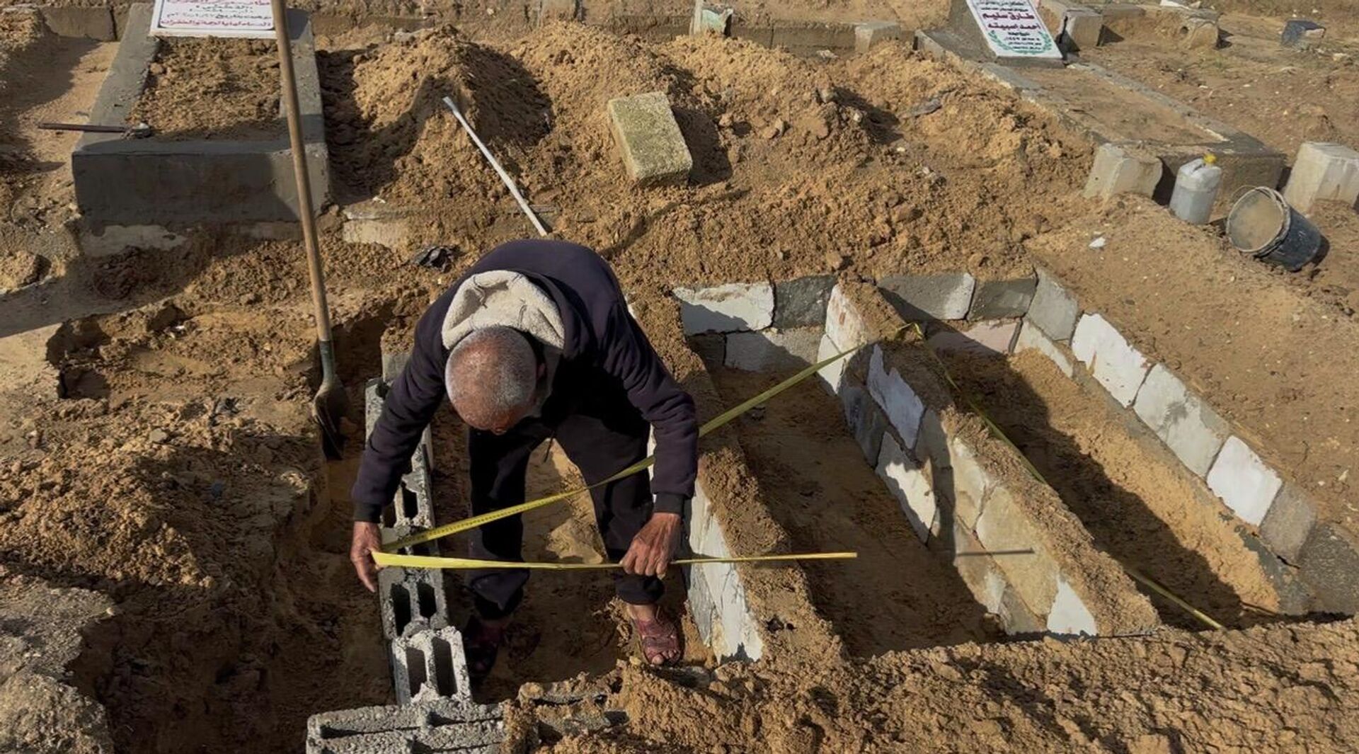 الحانوتي طافش أبو حطب، قطاع غزة  - سبوتنيك عربي, 1920, 21.11.2025