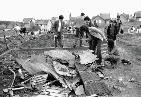 تحطم طائرة &quot;تو-144&quot; – فرنسا (1973)خلال عرض في معرض لو بورجيه، فقدت الطائرة السوفيتية الأسرع من الصوت السيطرة وتحطمت فوق بلدة غوسانفيل. - سبوتنيك عربي