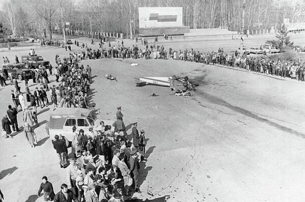 سقوط طائرة روسية (1993)خلال عرض في نيجني تاغيل، سقطت طائرة &quot;ياك-52&quot; فوق الحشود في وسط المدينة، ما أدى إلى مقتل 19ن بينهم 8 أطفال، و16 مصابًا بإعاقات دائمة - سبوتنيك عربي