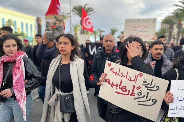 بملابس سوداء..تونسيون يخرجون في مسيرة رفضا للتضييق على الحريات وللمطالبة بإصلاحات
بملابس سوداء..تونسيون يخرجون في مسيرة رفضا للتضييق على الحريات وللمطالبة بإصلاحات
- سبوتنيك عربي