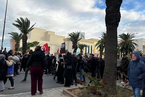 بملابس سوداء..تونسيون يخرجون في مسيرة رفضا للتضييق على الحريات وللمطالبة بإصلاحات
بملابس سوداء..تونسيون يخرجون في مسيرة رفضا للتضييق على الحريات وللمطالبة بإصلاحات
- سبوتنيك عربي