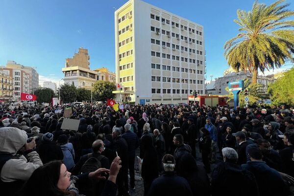 بملابس سوداء..تونسيون يخرجون في مسيرة رفضا للتضييق على الحريات وللمطالبة بإصلاحات
بملابس سوداء..تونسيون يخرجون في مسيرة رفضا للتضييق على الحريات وللمطالبة بإصلاحات
- سبوتنيك عربي