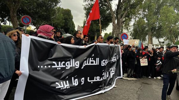بملابس سوداء..تونسيون يخرجون في مسيرة رفضا للتضييق على الحريات وللمطالبة بإصلاحات
 - سبوتنيك عربي