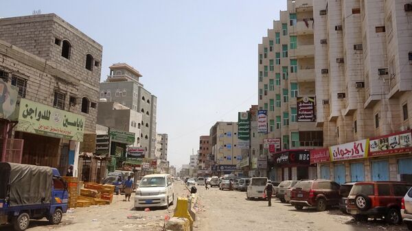 A view shows a street in Yemen's southern coastal city of Aden on May 17, 2020, amid fears that coronavirus is spreading unhindered in the Yemeni city. - Deaths in Aden have surged to five or even seven times higher than normal, an NGO and medics say. Six years of war against the Huthis -- and a widening fault-line among forces opposed to that rebel outfit -- have left authorities ill-equipped to control the spread of the virus. - سبوتنيك عربي