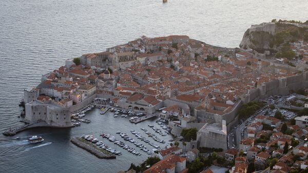 The port and tourist resort of Dubrovnik (pictured) in Croatia can only be reached by driving through Bosnia-Herzegovina - سبوتنيك عربي