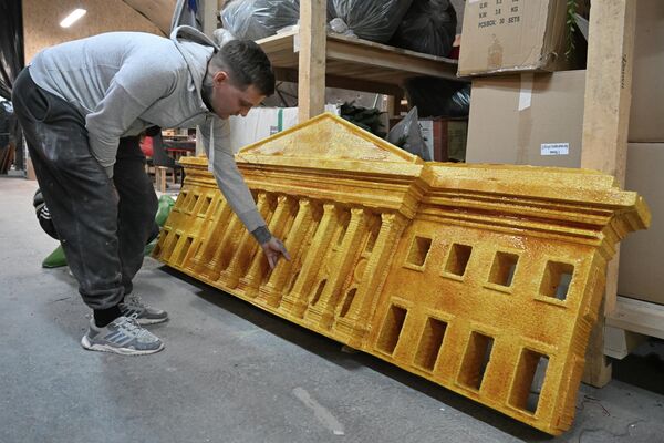 الانتهاء من تجهيز مجسم أحد مباني موسكو، المطلي باللون الذهبي، استعدادا لاستخدامه في زينة شجرة عيد الميلاد. - سبوتنيك عربي