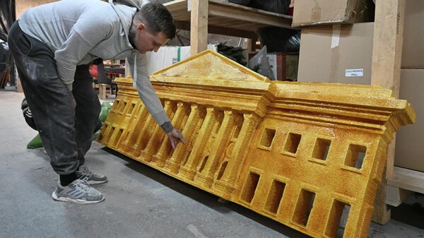 Изготовление новогодних декораций для елки, которую установят на Тверской площади - سبوتنيك عربي