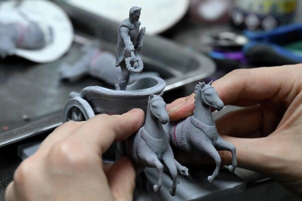 تجهيز عربة يقودها حصانان، ضمن زينة رأس السنة الجديدة لشجرة عيد الميلاد. - سبوتنيك عربي