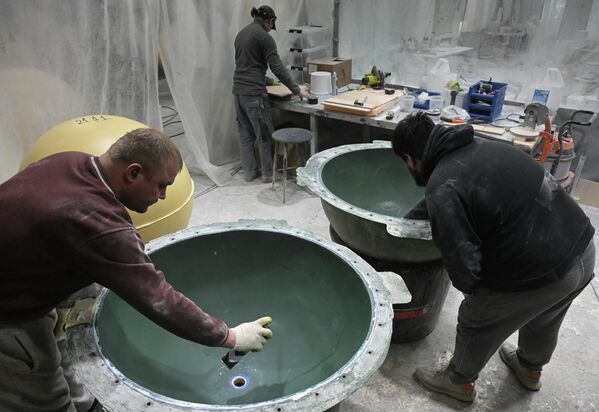 عمال يقومون بوضع الرتوش الأخيرة على زينة شجرة عيد الميلاد التي ستكون مختلفة عن السنوات السابقة. - سبوتنيك عربي