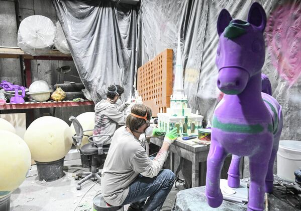 خلال قيام عاملين بتجهيز زينة شجرة عيد الميلاد. - سبوتنيك عربي